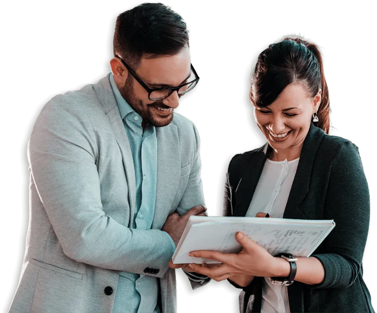 consulente prestito sorridente e donna sorridente mentre tengono un documento in mano
